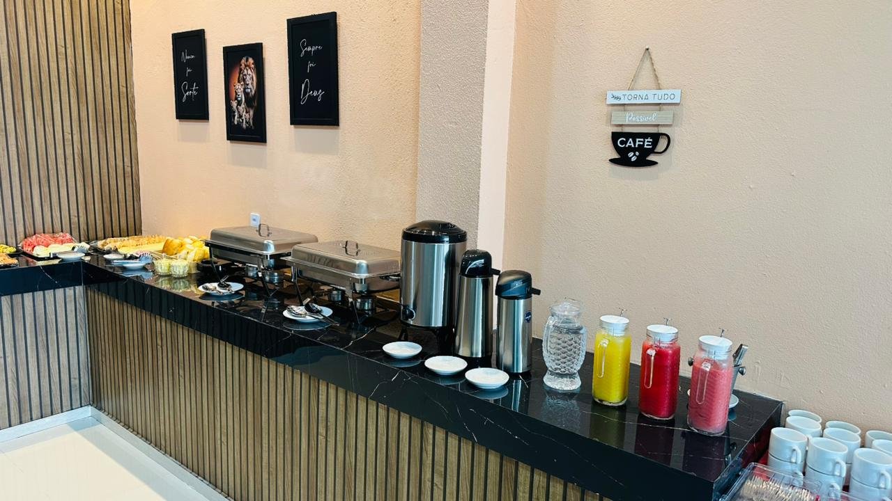 Mesa de caf&eacute; da manh&atilde; no River Su&iacute;tes Hotel